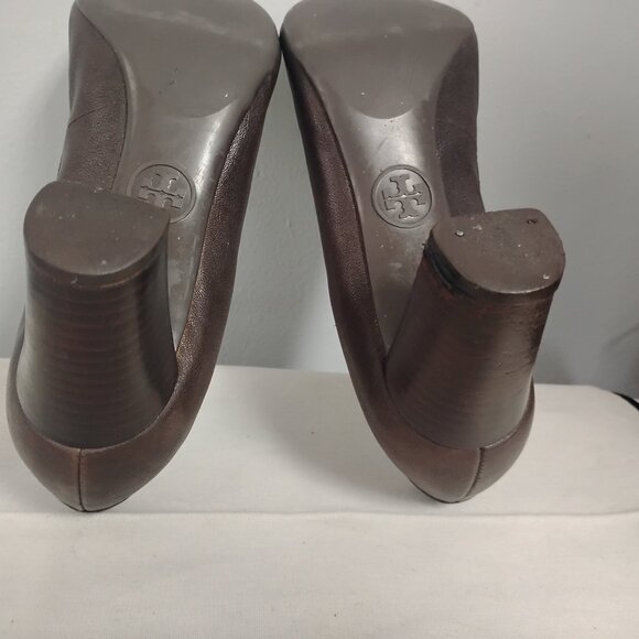 ❤️TORY BURCH Brown Leather Gold Logo Front Pumps Shoes Sz 7 - Picture 7 of 9
